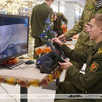 Белорусские военные принимают участие в празднике в столичном торговом центре «Першы нацыянальны гандлёвы дом»