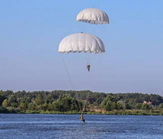 Более 60 военнослужащих 38-й гвардейской отдельной мобильной бригады совершили прыжки с парашютом на воду