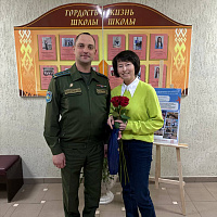 Военнослужащие Вооружённых Сил поздравили учителей с предстоящим праздником