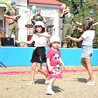 Брестские десантники устроили праздник для детей в Кобринской детской деревне