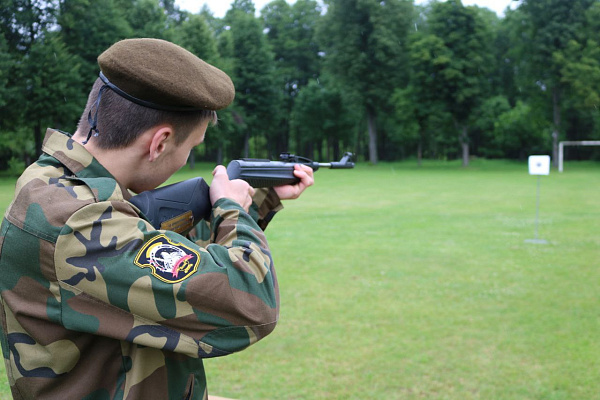 Военнослужащие 65 автбр организовали для воспитанников военно-патриотического лагеря эстафету 