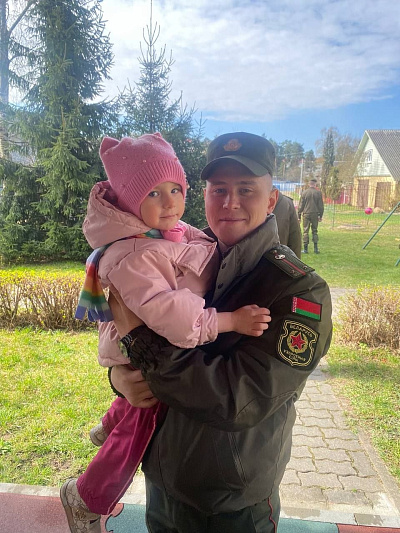 Военнослужащие посетили воспитанников Борисовского специализированного дома ребенка