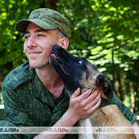 Военнослужащие кинологического центра Вооружённых сил со своими воспитанниками