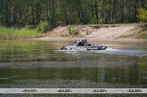 Военнослужащие 38 одшбр оттачивают мастерство в ходе преодоления водной преграды