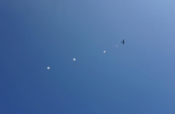 В лазури неба белеют купола