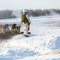 Военнослужащие выполняют стрельбы из различных видов оружия и техники в рамках внезапной проверки Вооружённых Сил