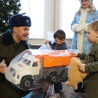 Военнослужащие поздравили воспитанников Кобринской детской деревни 