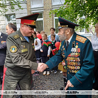В Гродненском гарнизоне поздравляют ветеранов Великой Отечественной войны с Днём Победы