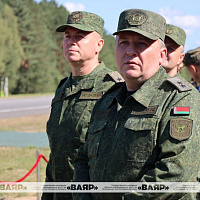 Белорусские военные лётчики отрабатывают вопросы посадки на аэродромный участок дороги