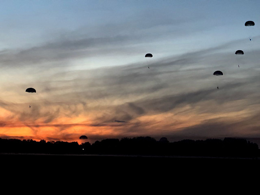 Военнослужащие 5 обрСпН совершили прыжки с парашютом