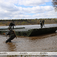 Военнослужащие понтонно-мостового батальона 188 ибр отработали наведение паромной переправы через реку Днепр