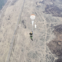 Военнослужащие 38 одшбр совершили свой первый прыжок с парашютом с высоты 800 метров