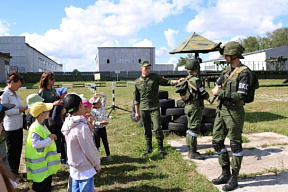 «Непоседы» в гостях у мостостроителей в погонах