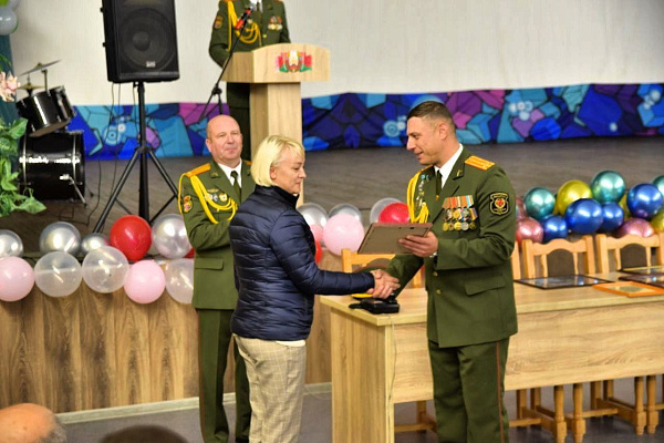 Брестские артиллеристы поздравили своих мам с наступающим праздником