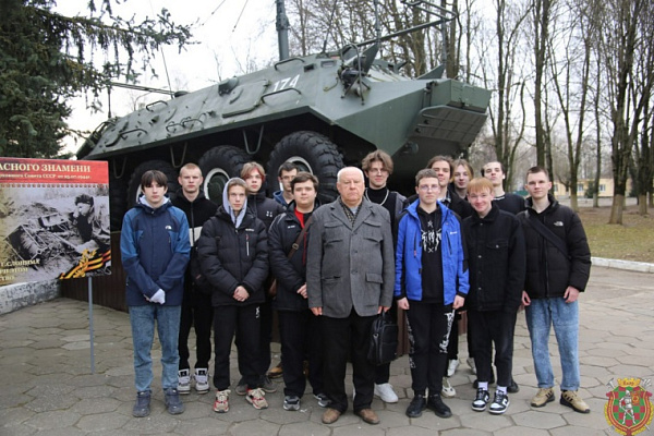 Что там, за воротами воинской части?