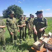 Учатся гвардейцы