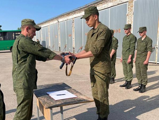 Вручили вооружение, военную и специальную технику