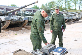 Смотр учебно-боевой группы техники