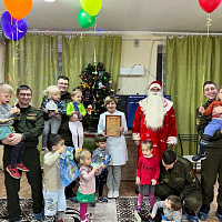 Военнослужащие 60 опс поздравили с Новым годом воспитанников Борисовского специализированного дома ребенка