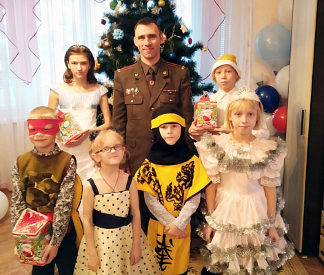 Навагоднія падарункі дзецям ад ваеннага камісарыята Слуцкага і Старадарожскага раёнаў