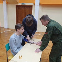 Будущие военные медики провели занятие для учащихся школы