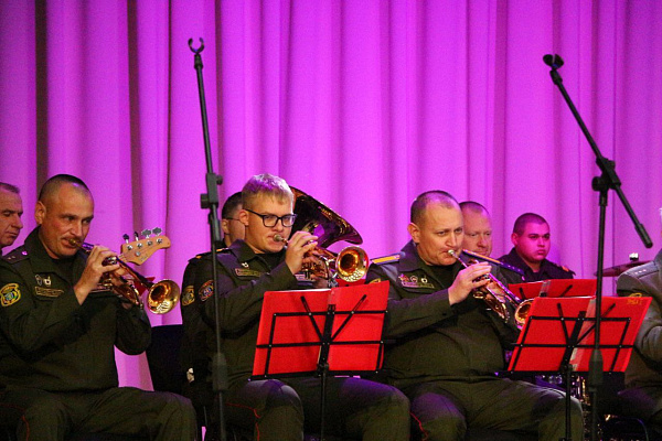 Слонимские гвардейцы подарили женщинам праздничный концерт