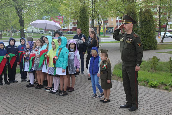 Военнослужащие 60-го отдельного полка связи приняли участие в торжественном приеме в пионеры