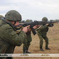 Военнообязанные, призванные из запаса, продолжают проходить курс общевойсковой подготовки