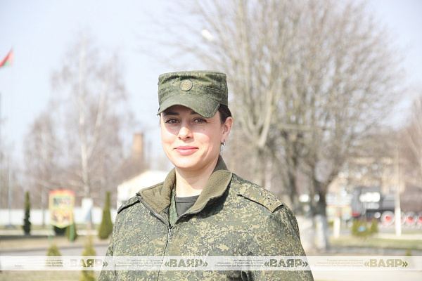 Военная форма ей к лицу 