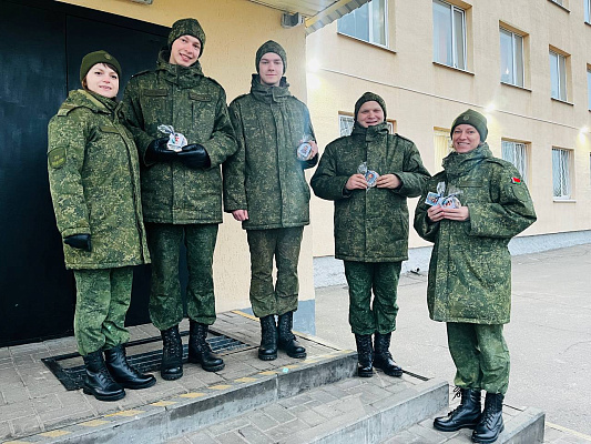 Женщины 36-й дорожно-мостовой бригады поздравили своих сослуживцев с Днём отца