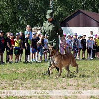 Военные кинологи посетили воспитанников школьного лагеря Колодищанской средней школы