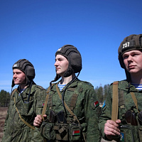 Учатся десантники