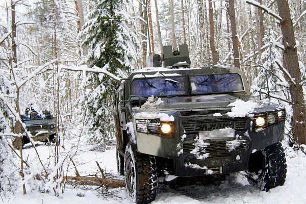 Военнослужащие 5 обрСпН отрабатывают навыки вождения легкобронированной техники на бронеавтомобилях «Дракон»