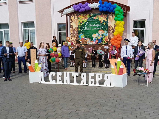 Военнослужащие 83-го отдельного инженерно-аэродромного полка поздравили школьников с Днём знаний