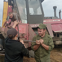 Военнослужащие оказывают помощь в уборке урожая хозяйствам Жлобинского района