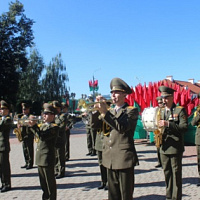 Цветы к монументу героям