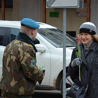 Десантники поздравили прекрасных жительниц Бреста 