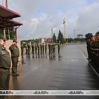 Участникам парада вручили нагрудные знаки от Главнокомандующего Вооружёнными Силами