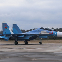 Белорусские военные летчики совершили первые полеты на истребителях Су-30 СМ