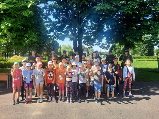 Военнослужащие в гостях у школьников