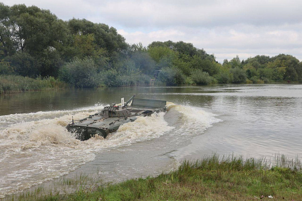 Занятие по преодолению водной преграды на технике с курсантами 72 ОУЦ
