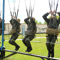 Подготовка к первому прыжку с парашютом
