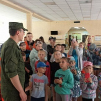 В 74-м отдельном полку связи — маленькие гости