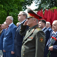 Головы в скорби склонив