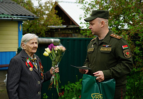 Военнослужащие 36 дмбр поздравили ветерана и узников фашистских концлагерей с наступающим Днём Победы