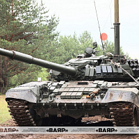 Танкисты механизированных бригад держат экзамен по преодолению водной преграды