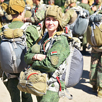Военнослужащие 38 одшбр совершили прыжки с парашютом