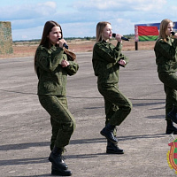 С песней служить веселее