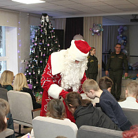 Представители военно-медицинского института в БГМУ поздравили детей с наступающими праздниками 