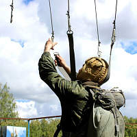 Подготовка к первому прыжку с парашютом